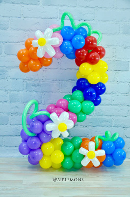 Цифра из разноцветных шаров с ромашками 